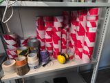 une étagère sur laquelle sont disposés de nombreux objets de toutes sortes
