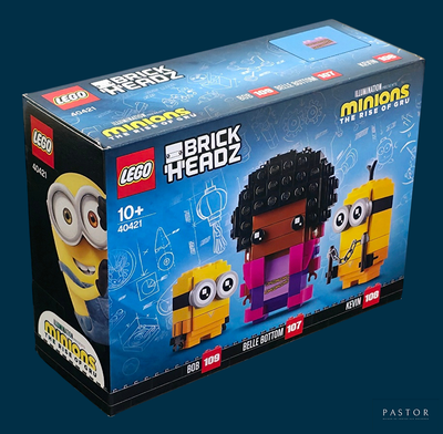 une boîte de briques Lego sur laquelle figure une figurine de Minion