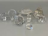 de nombreux objets en verre posés sur une table