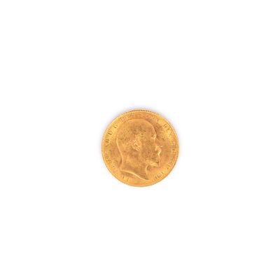 gros plan d'une pièce d'or sur une surface blanche