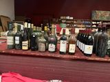 de nombreuses bouteilles de vin posées sur une table dans une pièce