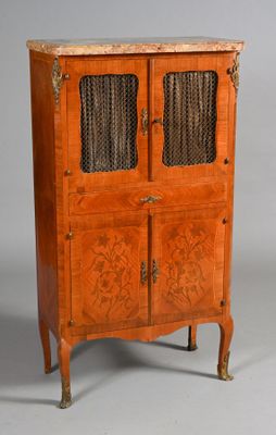 une armoire ancienne en bois avec des portes vitrées et un plateau en marbre