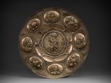 une plaque en bronze représentant un homme et une femme