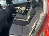 une voiture rouge avec des sièges noirs à l'arrière