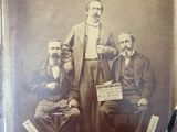 une vieille photo montrant un groupe d'hommes tenant des pancartes