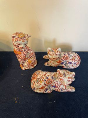 trois figurines d'animaux posées sur une table