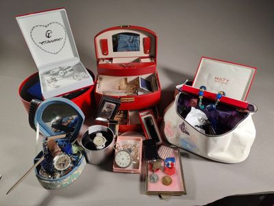 un grand nombre d'objets posés sur une table