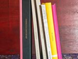 trois livres empilés les uns sur les autres