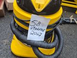 un sèche-cheveux jaune et noir posé par terre