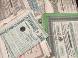 beaucoup de vieux billets de banque posés sur une table