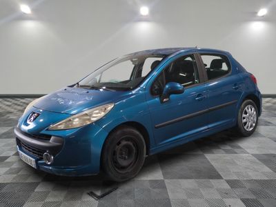 la photo d'une voiture bleue garée dans un garage