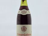 une bouteille de vin rouge posée sur une table, sur fond blanc
