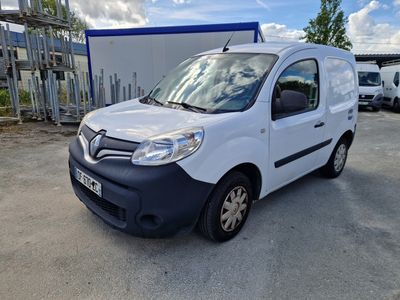 la camionnette blanche est garée dans un parking près d'un bâtiment