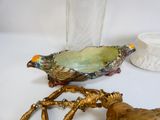 un grand nombre d'objets posés sur une table