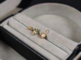 une paire de boucles d'oreilles posée dans un écrin sur une table