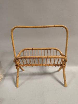 une photo d'un porte-revues en bois surmonté d'un panier