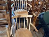 un grand nombre de chaises dans une pièce