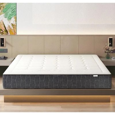 un matelas posé sur un lit dans une chambre