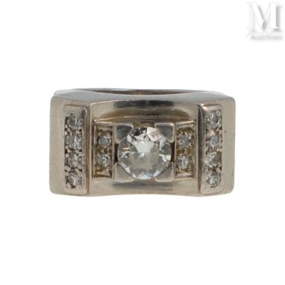 un gros plan d'une bague avec un diamant au centre