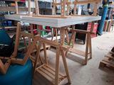 une table fabriquée en bois dans un atelier