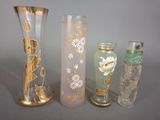 trois vases posés l'un à côté de l'autre sur une table