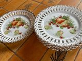 deux assiettes remplies de fruits posées sur une table
