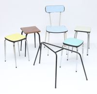 Lot en formica et métal comprenant: Une chaise, quatre tabou…