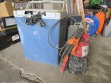 une glacière bleue posée dans un garage, avec des outils par terre