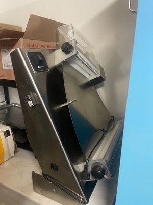 une machine posée sur un comptoir dans une pièce