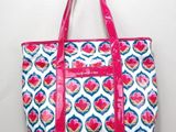 un sac blanc et rose orné de cœurs, suspendu à un crochet
