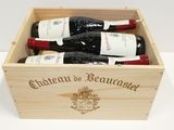 trois bouteilles de vin dans un coffret en bois sur une table