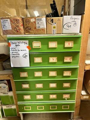 un classeur vert sur lequel sont posées de nombreuses boîtes