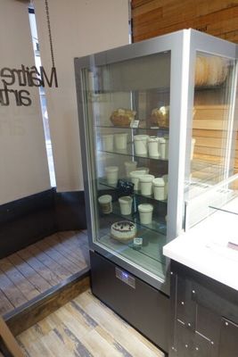 SUR DESIGNATION : Une vitrine quatre faces vitrées froid nég…
