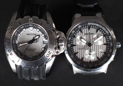 deux montres assises l'une à côté de l'autre sur une surface noire