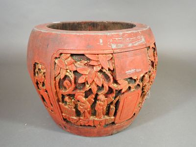 Pot en bois laqué rouge et or à décor sculpté de personnages…