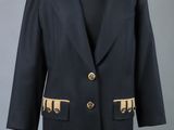 une photo d'une veste noire à boutons dorés sur un mannequin