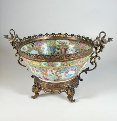 CANTON - Vers 1880 Coupe en porcelaine émaillée polychrome à…