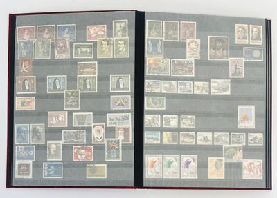 un livre avec beaucoup de timbres