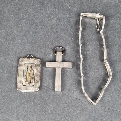 Lot comprenant : 1 bracelet en argent à décor d'une frise de…