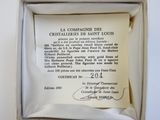 une photo d'un certificat dans une boîte posée sur une table