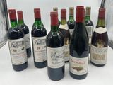 six bouteilles de vin sont alignées sur une table