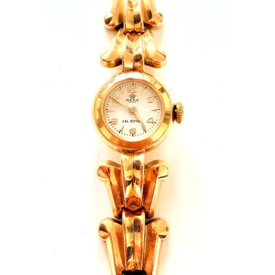 une montre-bracelet en or avec un cadran blanc sur fond blanc