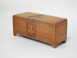 une vieille boîte en bois munie d'un loquet sur le couvercle
