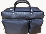 un sac noir posé sur une table