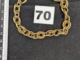 bracelet plaqué or orné du chiffre 70 et d'une règle