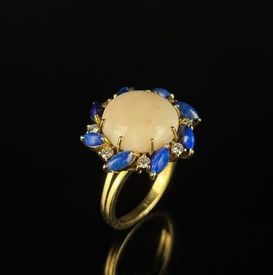 Bague en or jaune, ornée d'un cabochon de corail peau d'ange…