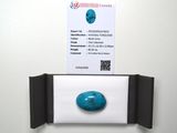 une pierre bleue posée sur une feuille de papier