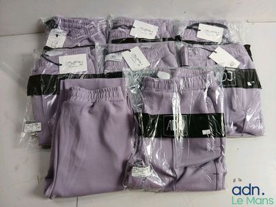 plusieurs paires de pantalons violets posées sur une table blanche