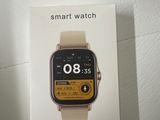 quelqu'un tient une montre connectée dans sa main, posée sur une table