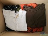 un carton rempli de vêtements et une chemise à pois